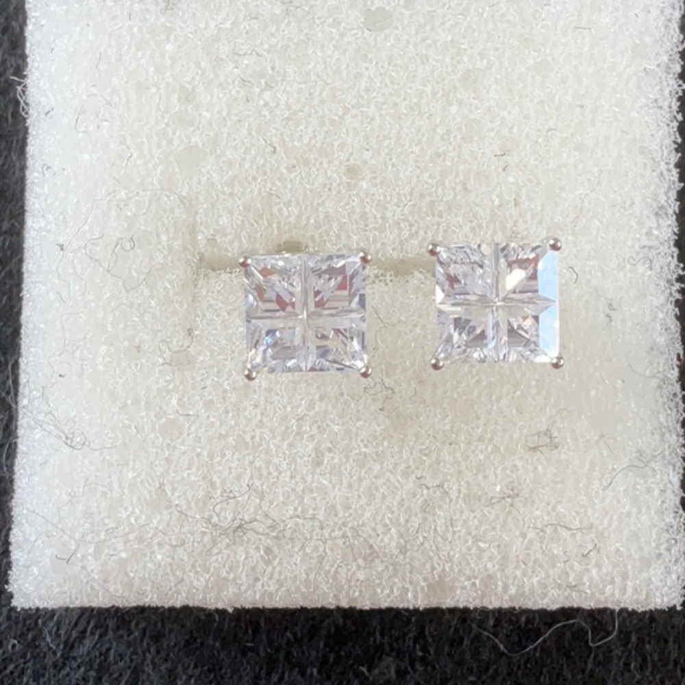 Elegant 925 Sterling Silver mosaniite Stud Earrings..NWOT